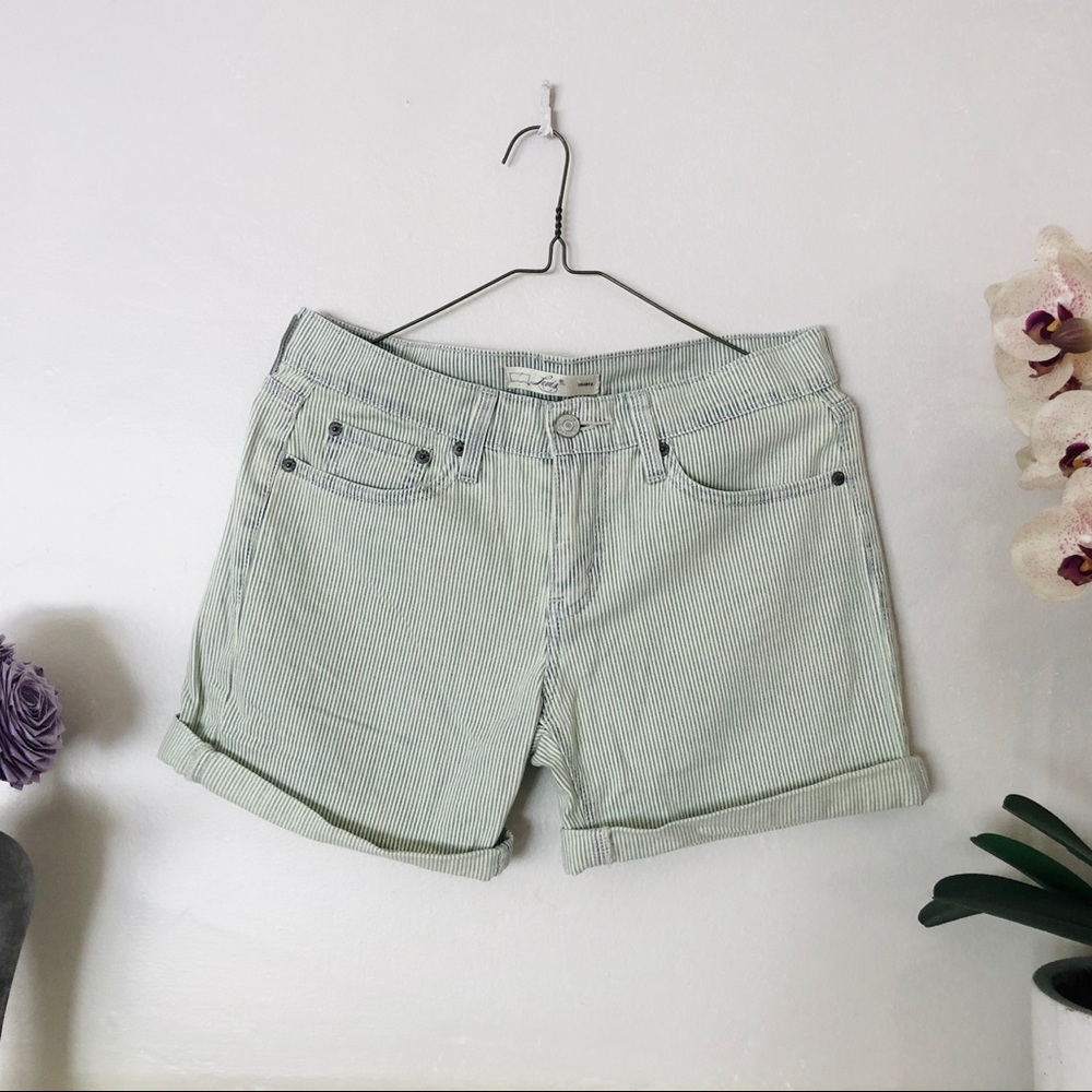 Levi’s | NWOT Striped Mid-length Shorts